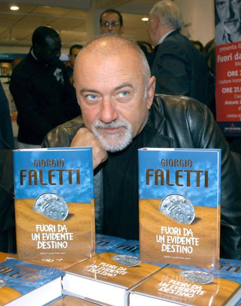 Giorgio Faletti al Mondadori Center di Milano durante la presentazione del suo libro “Fuori da un evidente destino” (Olycom)